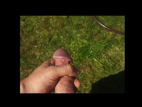 ❤️ Keçika germ di bexçeyek havînê de pisîka xwe ya pembe diqelişe û bi şuştinê dixe. ❤❌ Vîdyoyê seksî li porno ku.https-tubsexer.ru ❌❤